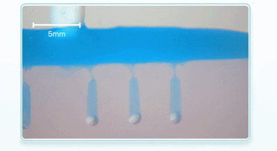 くぼみに入った汚れを水流で洗い流す実験イメージ
